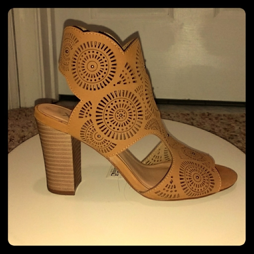 Matte Sand block heel sandals, sunburst t strap
